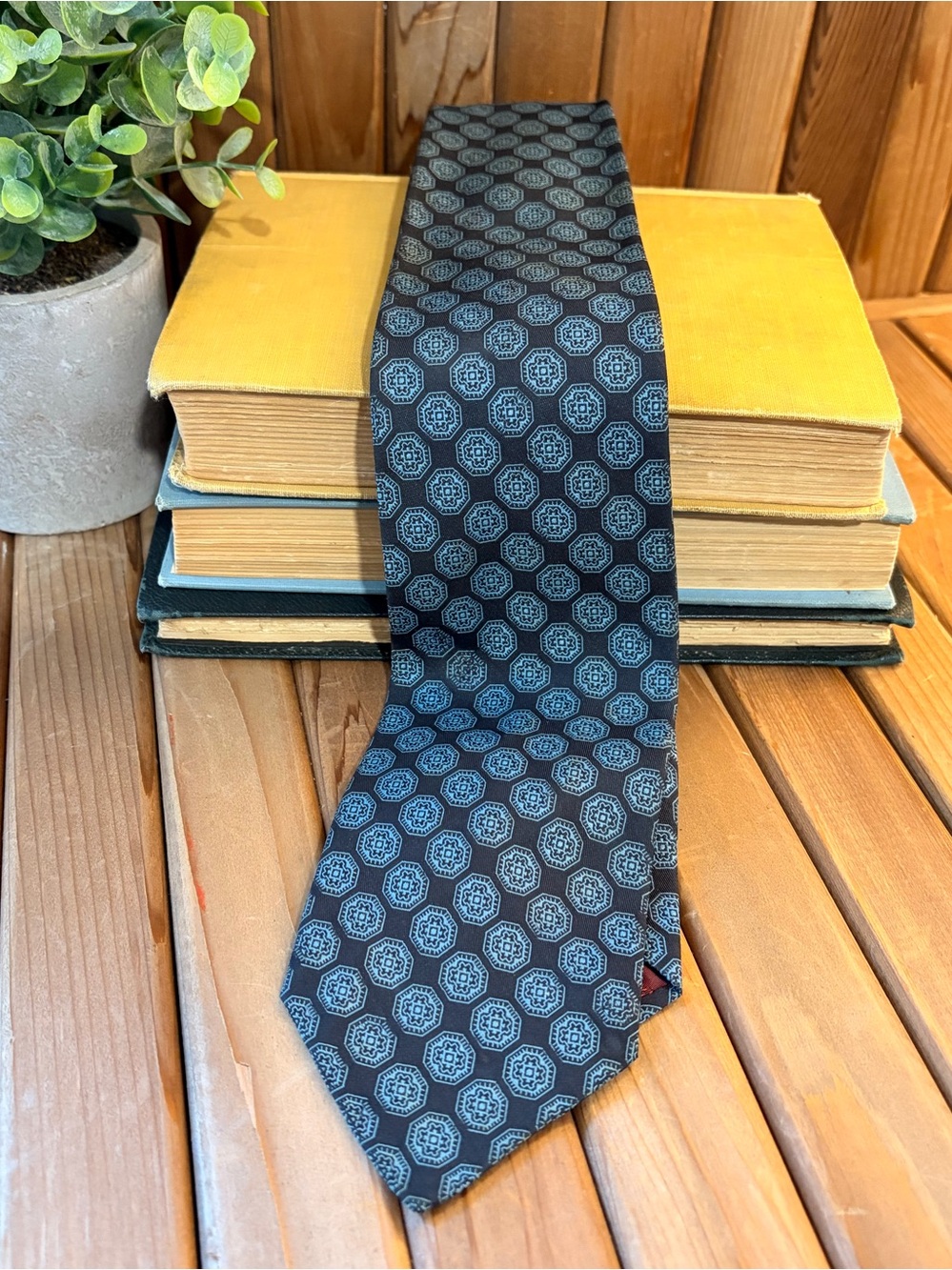 Saks Fifth Avenue Silk Tie Made in Italy Blue Medallion Geometric Classic